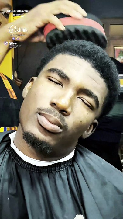 Des cheveux bien enroulés, une coupe impeccable et des contours parfaitement maîtrisés. 🔥✂️  Chez ’, chaque texture mérite de la précision, du soin et une vraie finition. Le résultat est propre, net et élégant. 💈  Prends ton rendez-vous