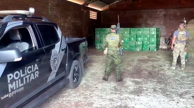 BPFRON e PF apreendem 20 mil pacotes de cigarros contrabandeados em Brasilândia do Sul