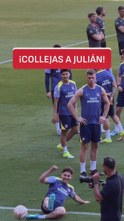 Julián la lía... y se lleva las collejas de sus cmpañeros | Entrenamiento previo al Atleti - Real Sociedad