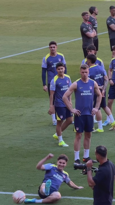 Julián la lía... y se lleva las collejas de sus cmpañeros | Entrenamiento previo al Atleti - Real Sociedad