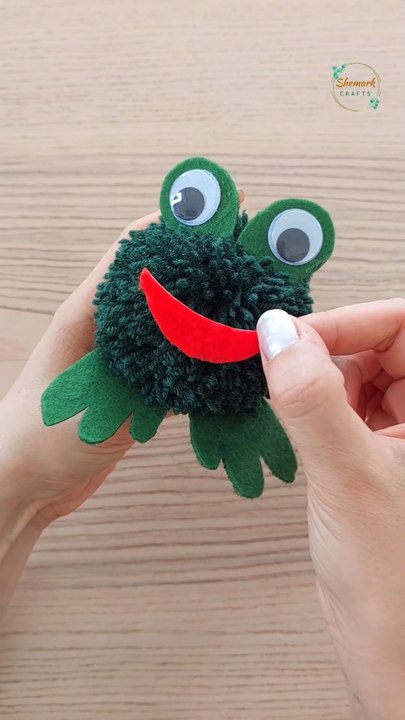 Cute Pom Pom Frog Making with Yarn