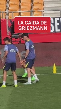 La caída de Griezmann en el entrenamiento previo a la final de la Copa del Rey | Atleti - Real Sociedad