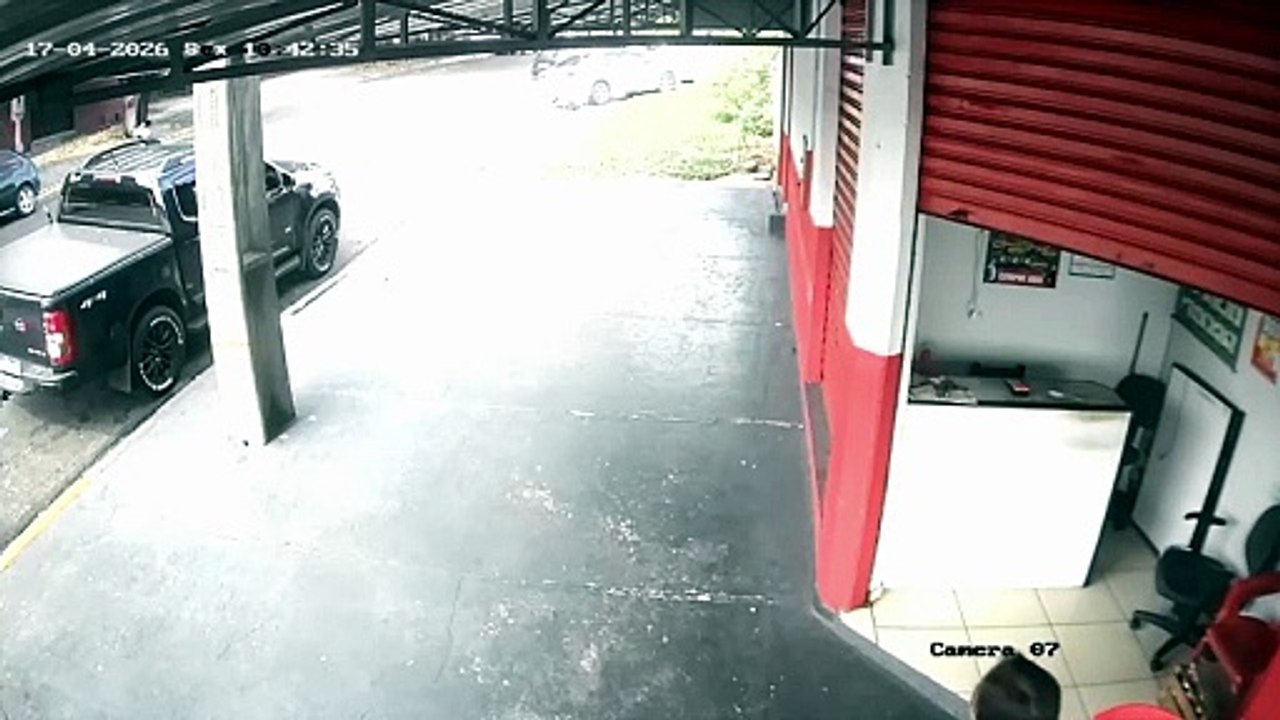 Motorista bate em carros estacionados e foge próximo à Praça Sete de Setembro