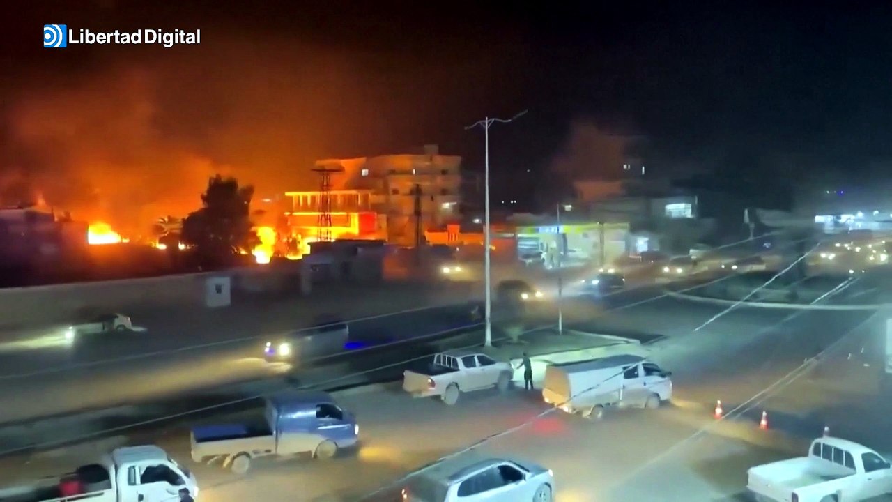 Un camión cisterna envuelto en llamas atraviesa el centro de Hasakah (Siria)