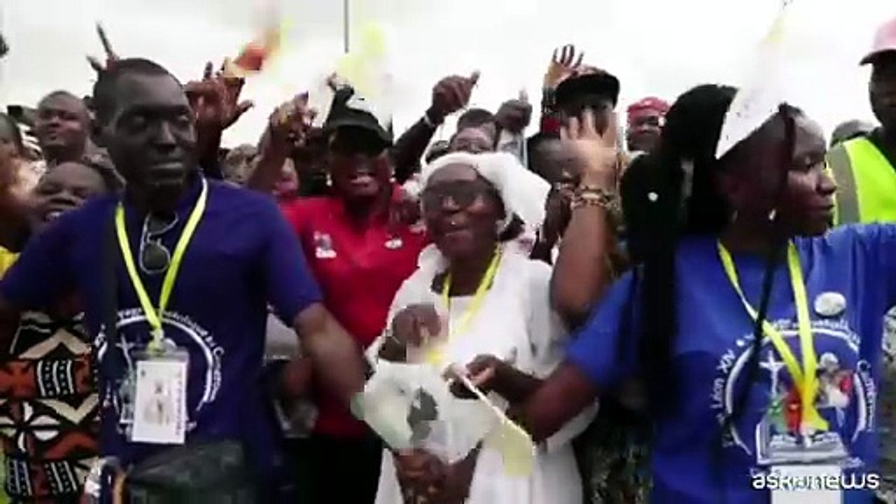 Papa Leone XIV a Douala, Messa all'aperto davanti a 120 mila fedeli
