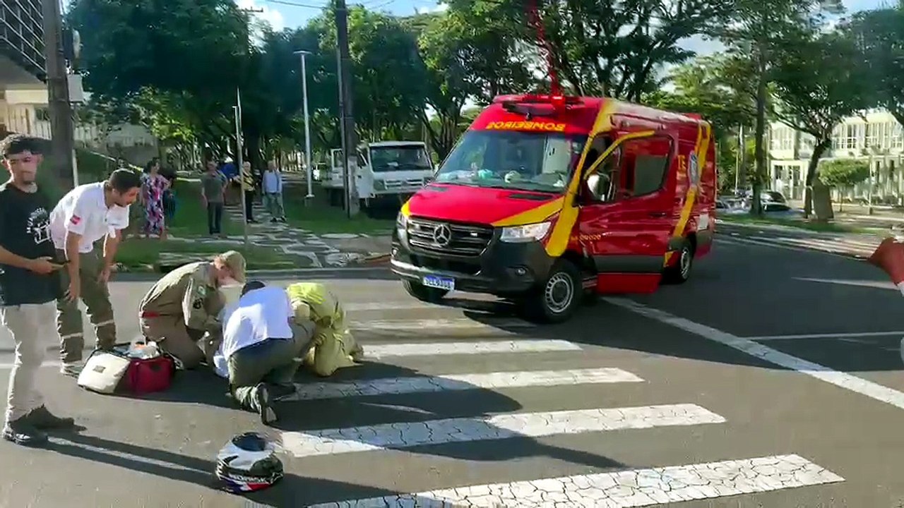 Mulher é atropelada por motociclista em faixa de pedestres próximo à Prefeitura de Umuarama