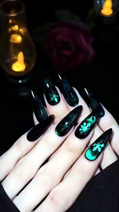 Holiday season = cute nails season 🎄✨ These Christmas designs are handcrafted to shine in every angle, every video, every moment. Treat yourself or surprise someone with the perfect festive set 💝 — #nailsart #pressonnails #christmasnails