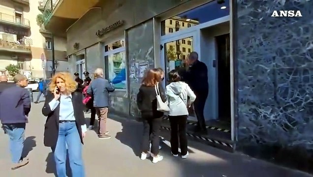 Caccia all'uomo dopo la rapina con ostaggi in banca a Napoli