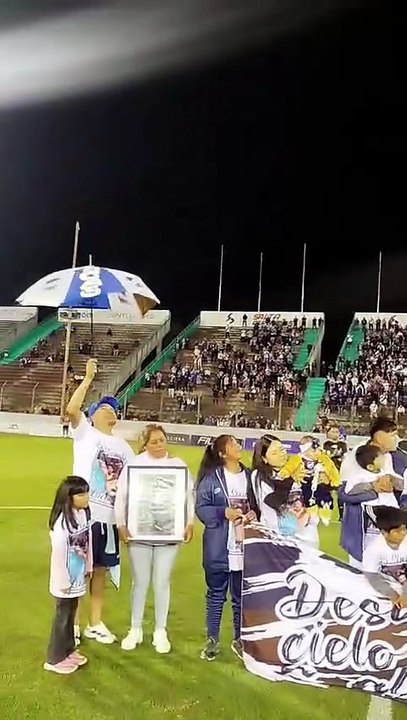 Emotivo homenaje a los hinchas fallecidos de Juventud en el Martearena
