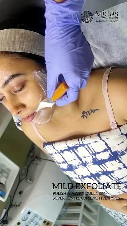 Get the perfect bridal glow, with our advanced bridal glow facial designed for radiant, flawless skin before your big day