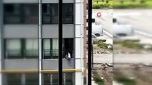 Yürekler ağza geldi! Çocuk camdan çıkıp korkulukta yürüdü