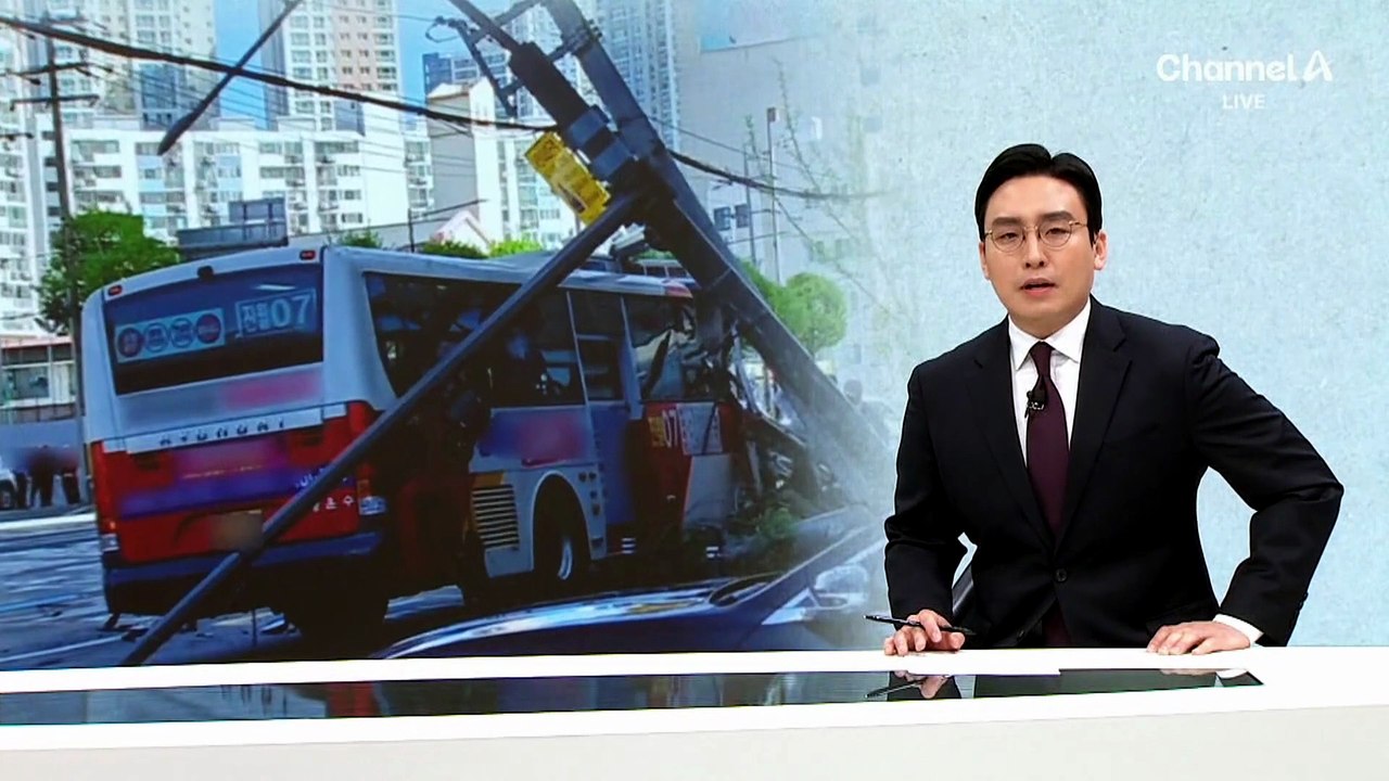승합차 충돌 후 시내버스 전신주 ‘쾅’…15명 부상