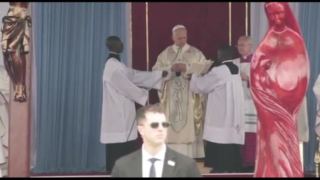La messa all'aperto del Papa in aeroporto prima di lasciare il Camerun