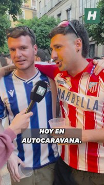 Buen ambiente entre los aficionados del Atlético y la Real Sociedad en Sevilla antes de la final de Copa