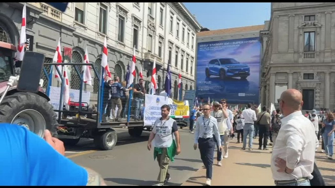 Corteo Lega davanti a Comune Milano, fischi e cori contro Sala