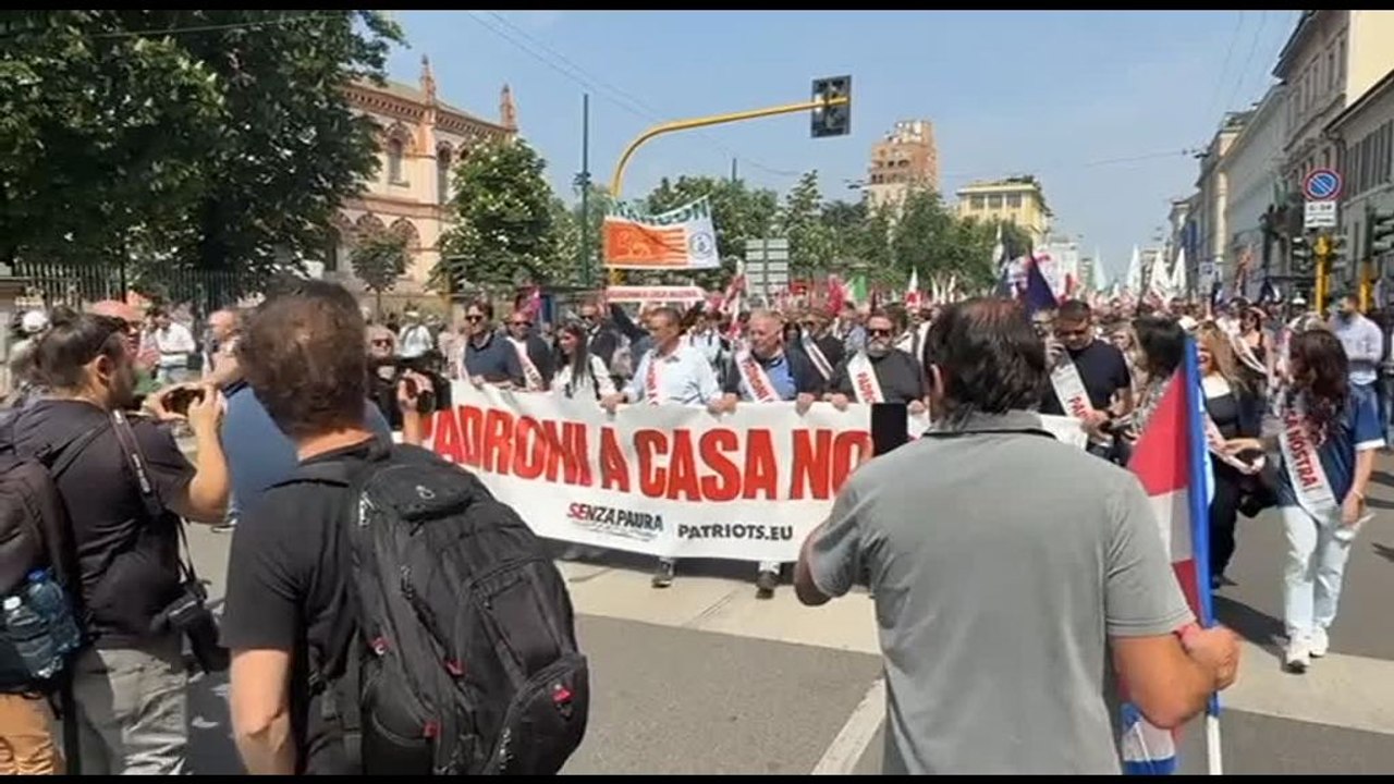 A Milano corteo patrioti verso Duomo, trattori e bandiere Lega