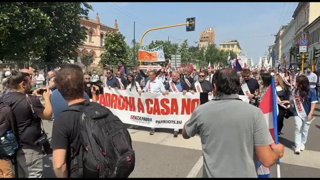 A Milano corteo patrioti verso Duomo, trattori e bandiere Lega