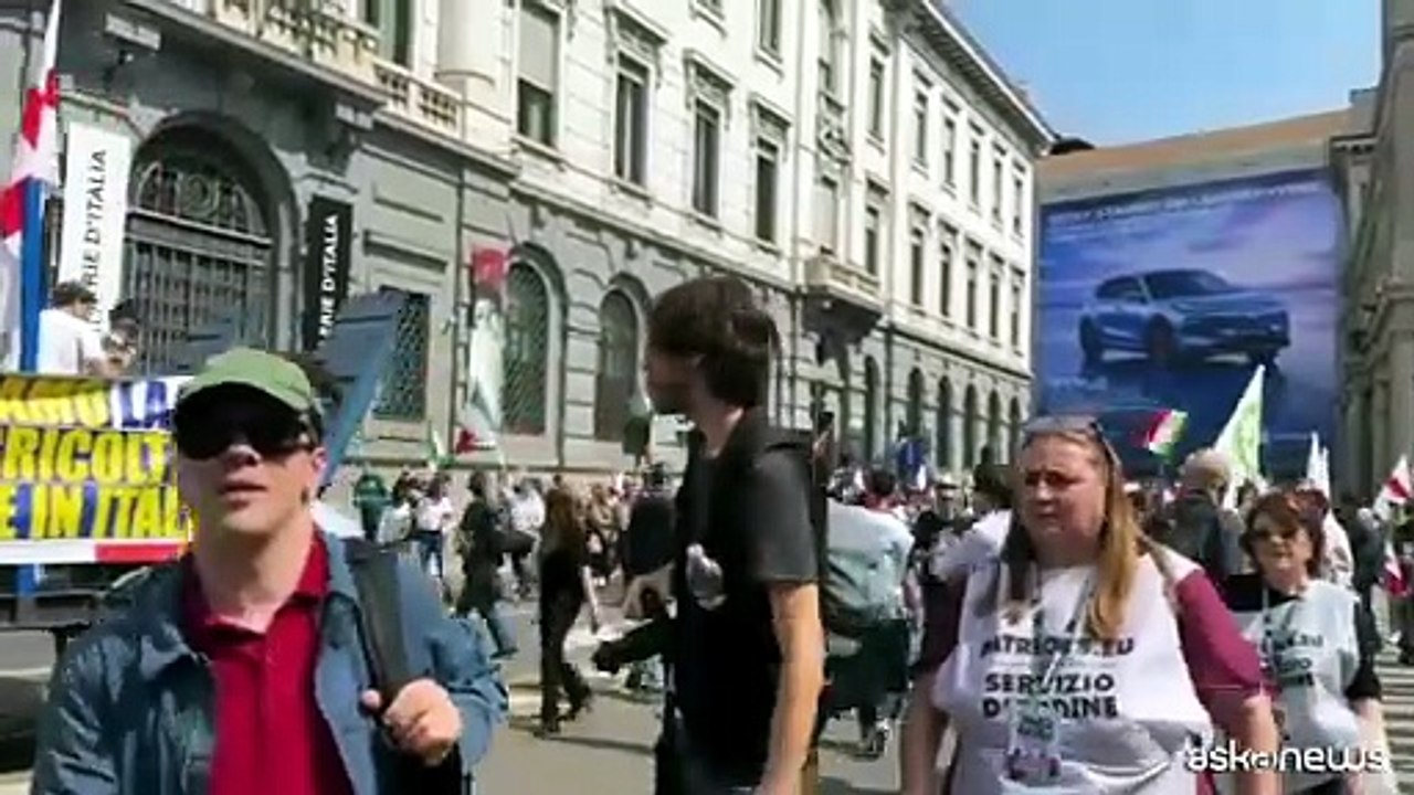Corteo Lega davanti a Comune Milano, fischi e cori contro Sala