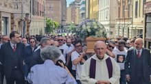 «Vola alto fratello Mortegian»: in migliaia a Massa per il funerale di Giacomo Bongiorni