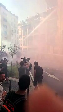 Il corteo degli antagonisti Milano, la polizia usa gli idranti contro i manifestanti in via Borgogna
