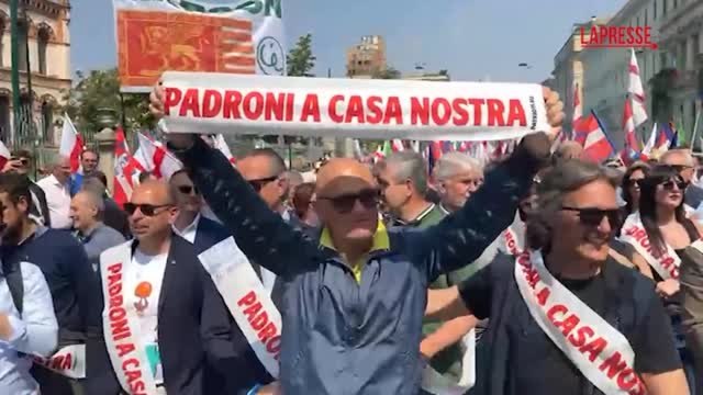 Il corteo dei «Patrioti» a Milano: «Siamo qui contro la guerra e gli immigrati»