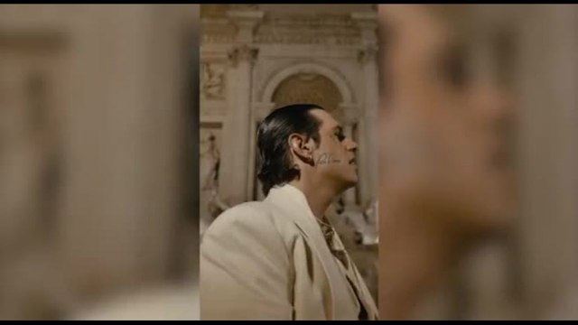 Esibizione a sorpresa di Achille Lauro a Fontana di Trevi