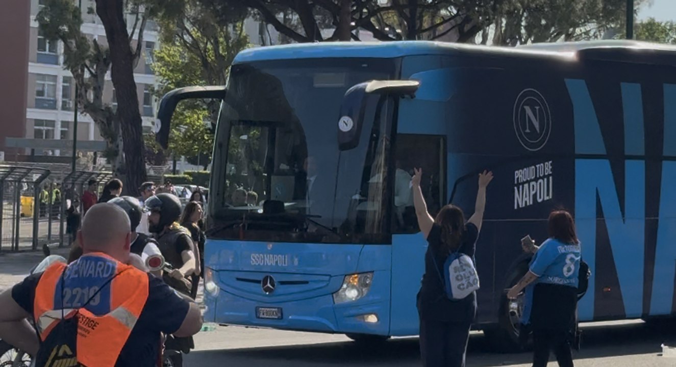 Il pullman del Napoli è al Maradona! Entusiasmo e fumogeni per l'arrivo degli azzurri