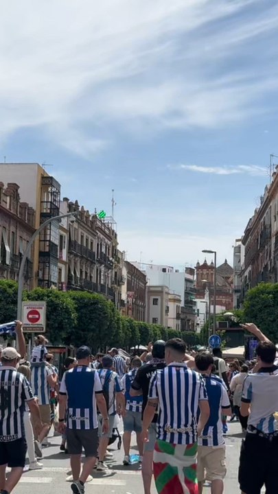 Así ruge Sevilla: El bestial ambiente de las aficiones del Atlético y la Real Sociedad