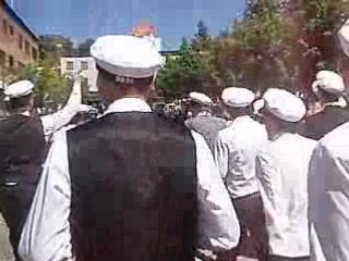 SP sjunger på väg till kyrkan