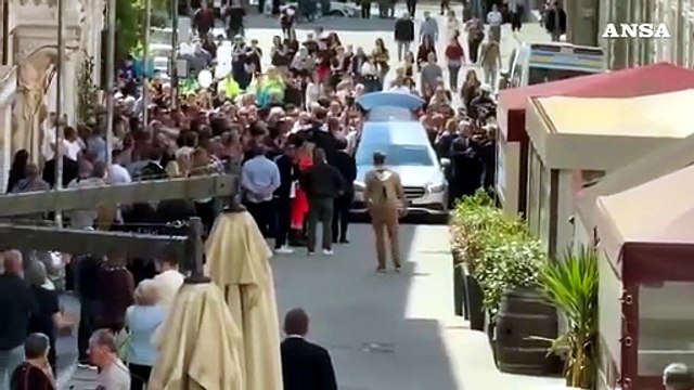 Ucciso davanti al figlio, in migliaia ai funerali a Massa