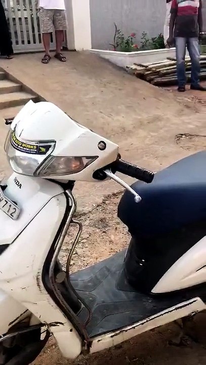 Regardez ce qui se cache dans ce scooter... flippant