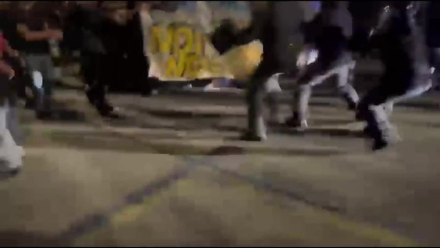 Torino, manifestazione di Askatasuna: la polizia carica e usa gli idranti