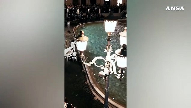 Achille Lauro e lo spettacolo magico alla Fontana di Trevi