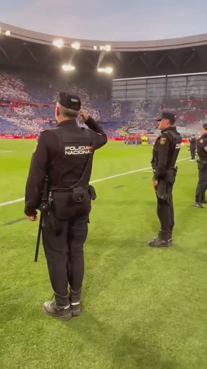 Policías nacionales escuchando el himno de España durante los pitidos