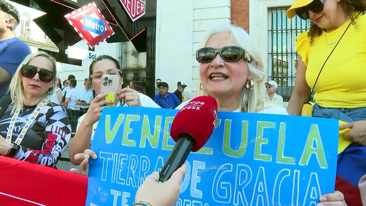 Miles de personas reciben en la Sol a la líder opositora venezolana María Corina Machado