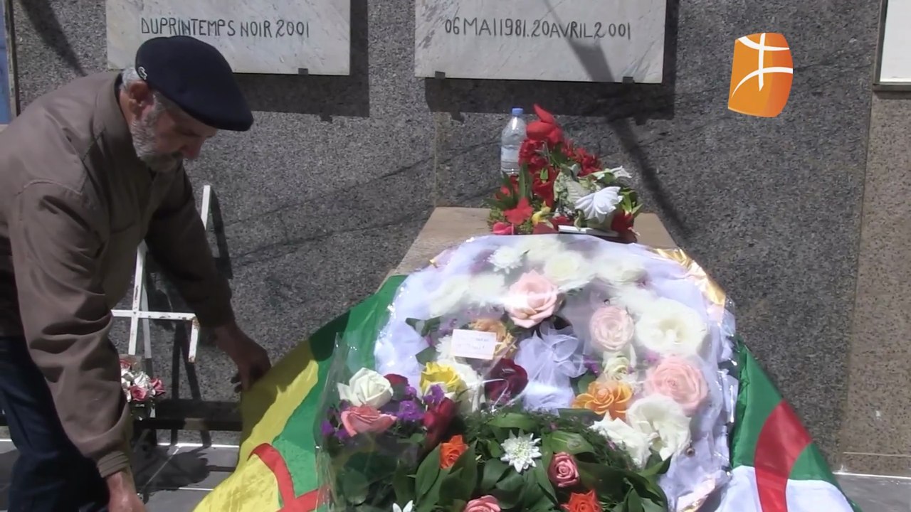 Recueillement sur la tombe du martyr Guermah Massinissa