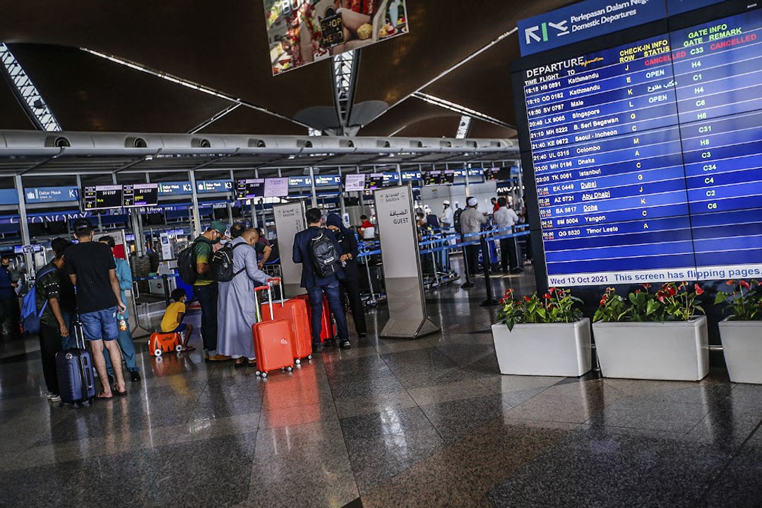 Anthony Loke orders review after KLIA baggage chaos leaves passengers waiting hours