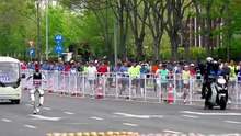 Chiny: humanoidalne roboty biegną w półmaratonie w Pekinie