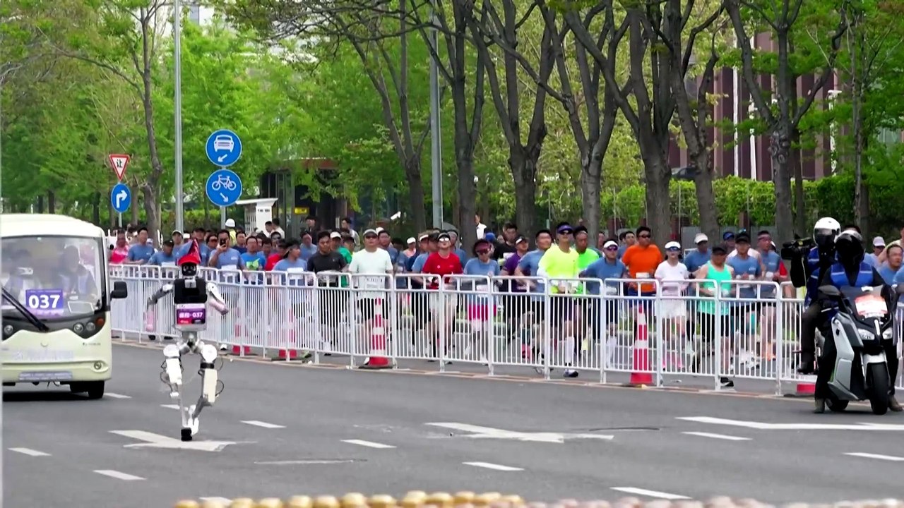 China: humanoide Roboter laufen beim Halbmarathon in Peking mit