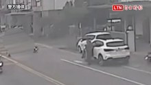 宜蘭休旅車18日違停開車門害母女3人摔傷 網友痛批夭壽