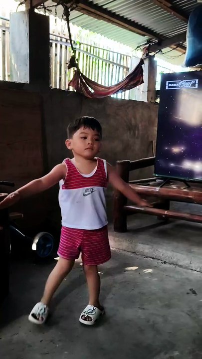 Nagdance si Grey o nagtuyok-tuyok samtang nag sing si iyang nanay Janet.