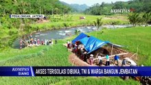 Akses Terisolasi Dibuka, TNI & Warga di Pekalongan Gotong-Royong Bangun Jembatan