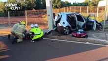 Carro bate em poste e deixa quatro feridos na marginal da BR-163, em Toledo