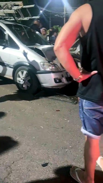 Motorista perde controle e atinge três carros estacionados em Cruzeiro do Oeste