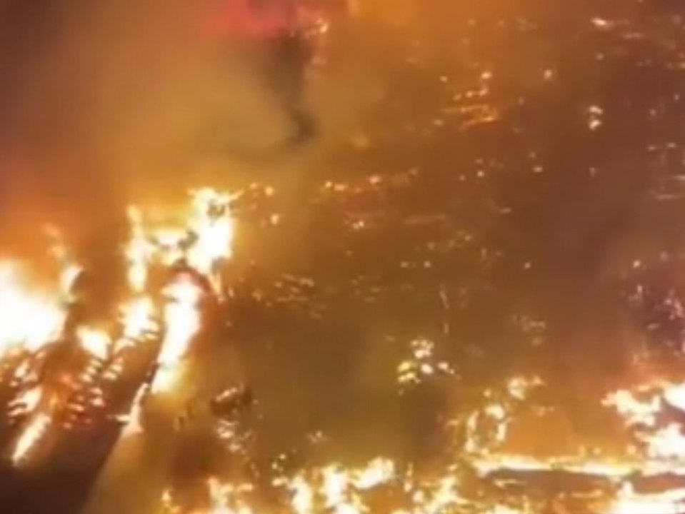 Großbrand zerstört hunderte Häuser