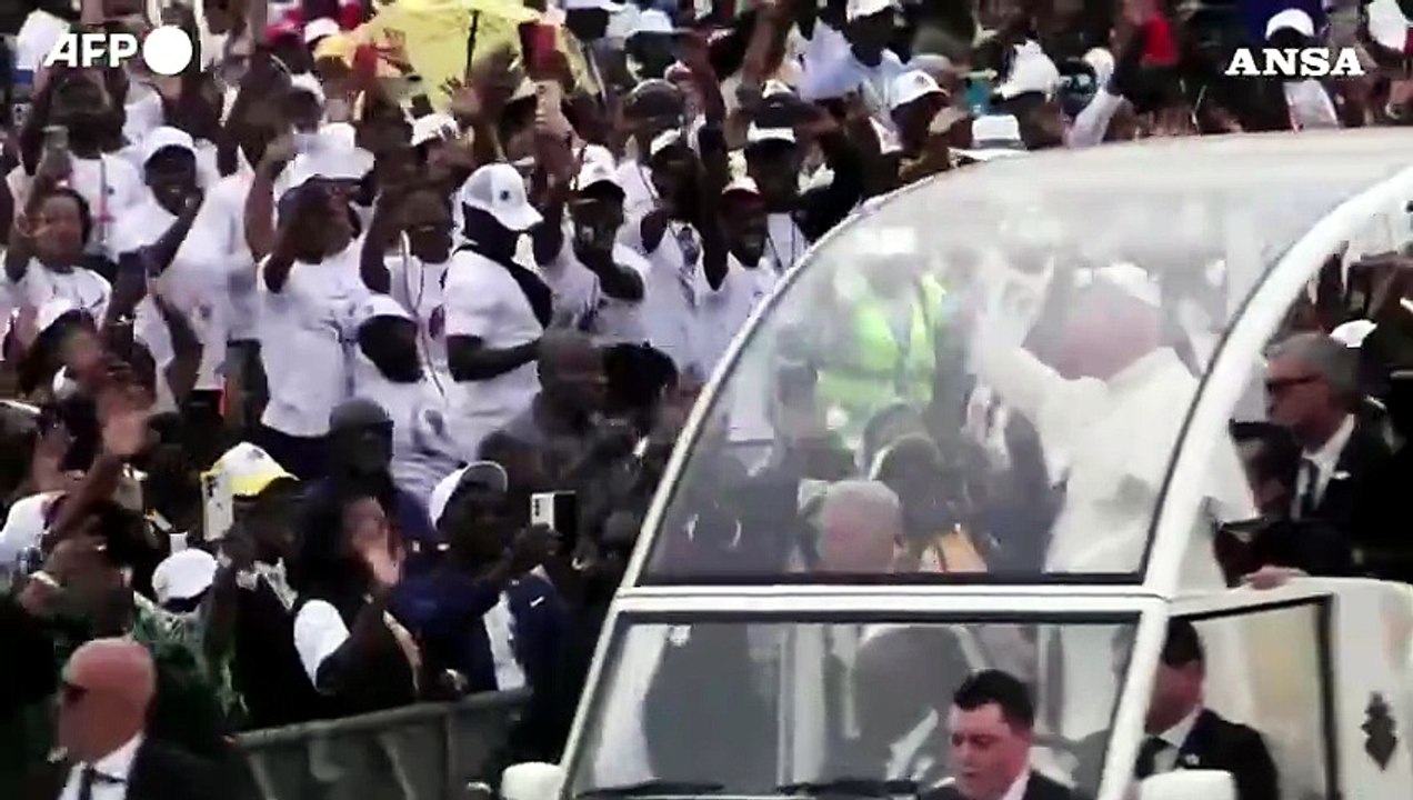 Migliaia di persone radunate in Angola per ascoltare la messa di Papa Leone