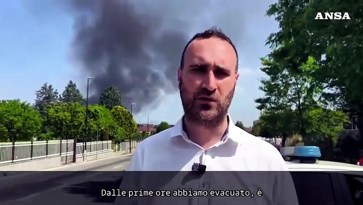 Maxi incendio nel Torinese, sindaco: "Evacuati 5 edifici nel raggio di 50 metri"