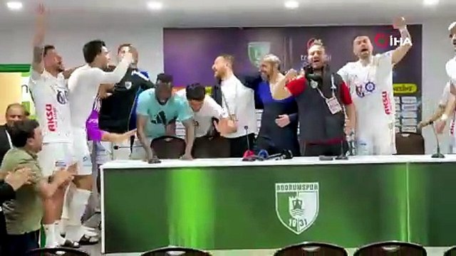 Erzurumspor FK oyuncuları basın toplantısını basıp kutlama yaptı