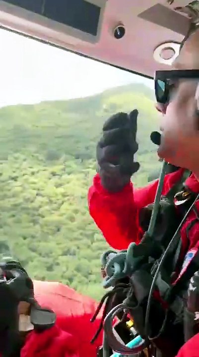 PRF resgata mulher ferida no Pico Paraná com uso de guincho aéreo