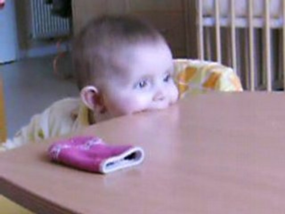 Léna mange la table